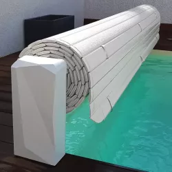 Cubierta automática elevada Astralpool Ulmo con lamas de PVC: seguridad, eficiencia y diseño para tu piscina.