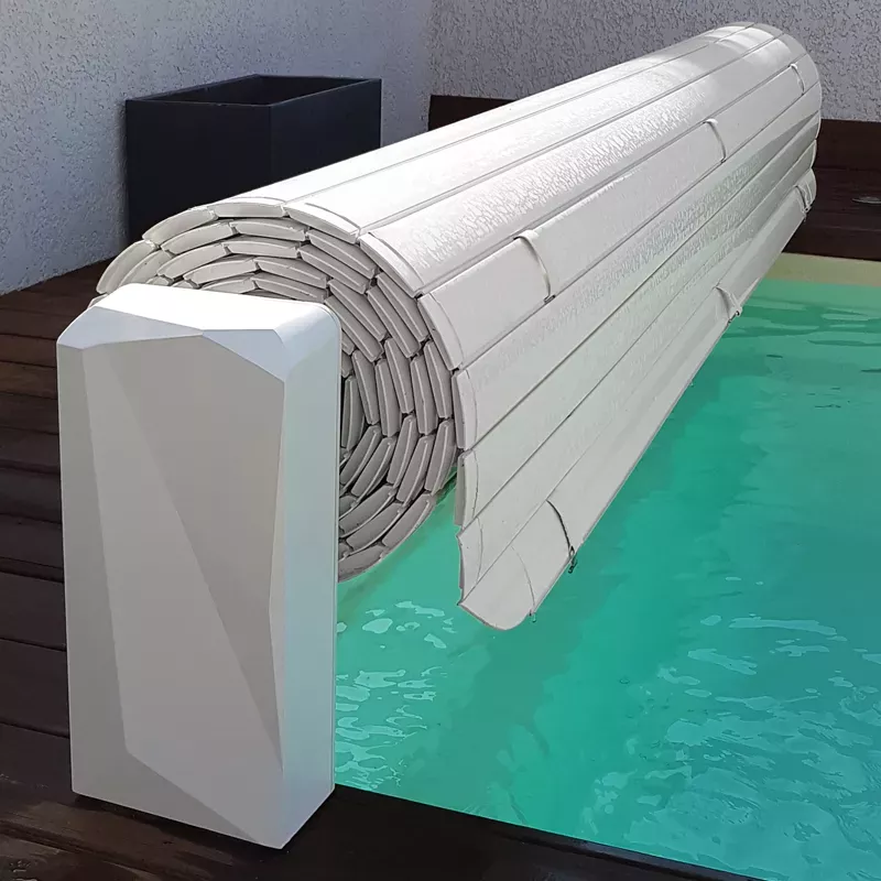 Erhöhte automatische Abdeckung Astralpool Ulmo mit PVC-Lamellen: Sicherheit, Effizienz und Design für Ihren Pool.
