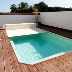 Couverture automatique surélevée Astralpool Ulmo avec lames en PVC : sécurité, efficacité et design pour votre piscine