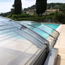 Cubierta para piscina baja de 6 x 3 motorizada