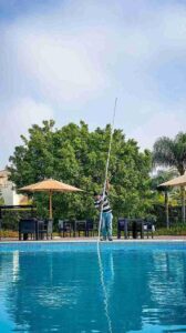 Limpieza del fondo y paredes de la piscina