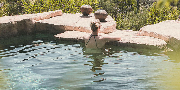 Gracias a la cloración salina se consigue una mejor calidad del agua ya que permite mantener el agua de la piscina limpia sin el uso de productos químicos.

La electrólisis salina es un principio simple: el agua de la piscina está ligeramente salada. Por electrólisis, a través de la célula, la sal se transforma en cloro gaseoso, un potente desinfectante que se disuelve instantáneamente en el agua. Todo esto da como resultado la destrucción de los microorganismos en la célula y aporta al vaso de la piscina un nivel correcto de cloro libre.

Un correcto funcionamiento del clorador salino QuickSalt e-360 se basa en la selección de la producción de cloro a la hora en función del tamaño de la piscina.

La siguiente tabla facilita ayuda para la correcta selección de la producción adecuada en función del volumen (m3) y horas de filtración del agua de la piscina.