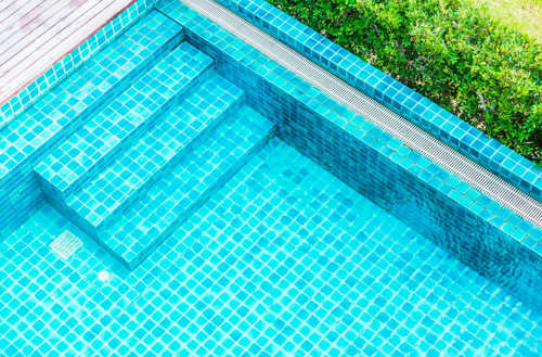Filtración del agua de la piscina con filtros de arena