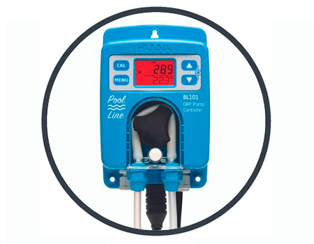Il cloratore a sale disinfetta automaticamente ed efficacemente l'acqua della piscina senza bisogno di prodotti chimici.