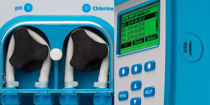 Il cloratore a sale disinfetta automaticamente ed efficacemente l'acqua della piscina senza bisogno di prodotti chimici.