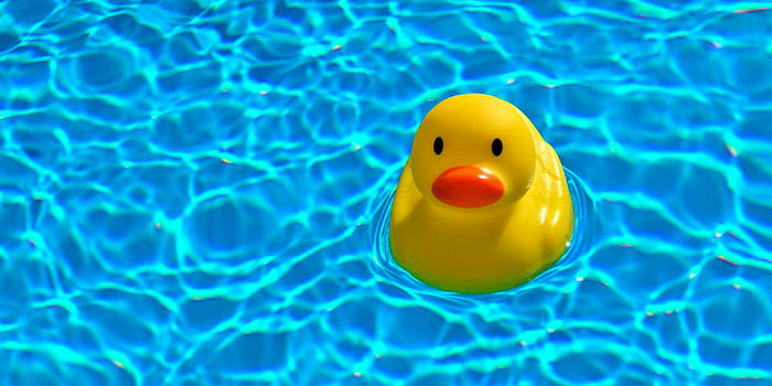El clorador salino desinfecta de manera automática y efectiva el agua de la piscina sin necesidad de producto químico.
