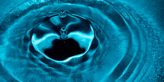 Il cloratore a sale disinfetta automaticamente ed efficacemente l'acqua della piscina senza bisogno di prodotti chimici.