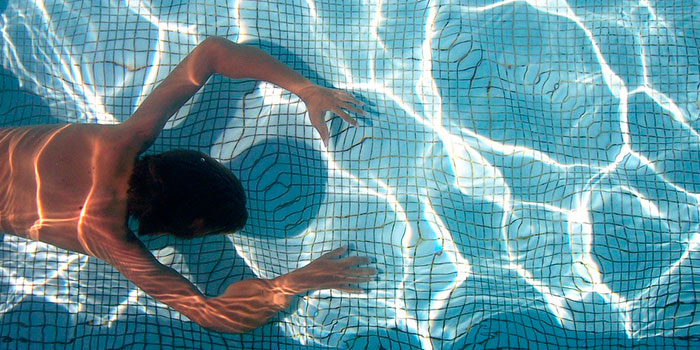 Der Salzchlorinator desinfiziert das Schwimmbadwasser automatisch und effektiv, ohne dass Chemikalien eingesetzt werden müssen.