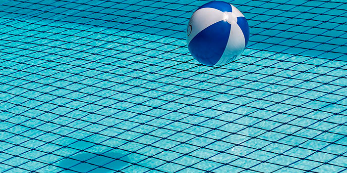 O clorador de sal desinfecta automática e eficazmente a água da piscina sem necessidade de produtos químicos.