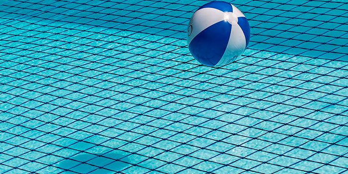 Il cloratore a sale disinfetta automaticamente ed efficacemente l'acqua della piscina senza bisogno di prodotti chimici.