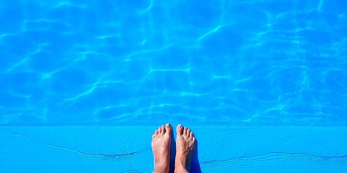 El clorador salino desinfecta de manera automática y efectiva el agua de la piscina sin necesidad de producto químico.
