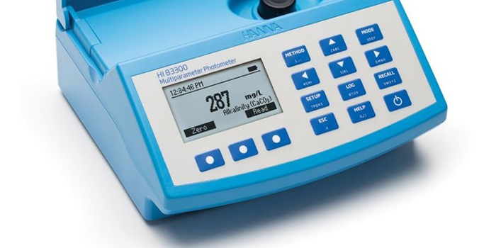 O clorador de sal desinfecta automática e eficazmente a água da piscina sem necessidade de produtos químicos.
