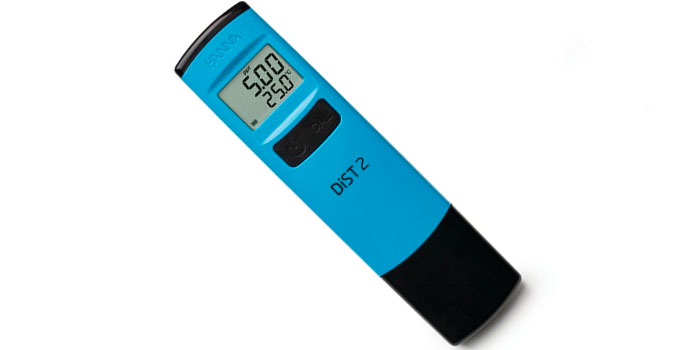 Il cloratore a sale disinfetta automaticamente ed efficacemente l'acqua della piscina senza bisogno di prodotti chimici.
