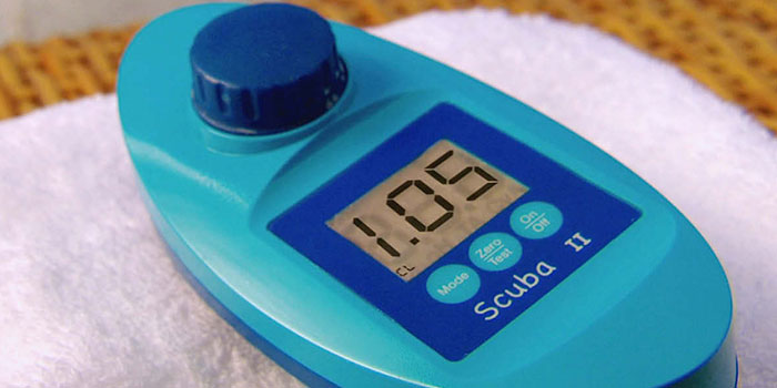Il cloratore a sale disinfetta automaticamente ed efficacemente l'acqua della piscina senza bisogno di prodotti chimici.