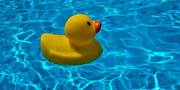 Il cloratore a sale disinfetta automaticamente ed efficacemente l'acqua della piscina senza bisogno di prodotti chimici.