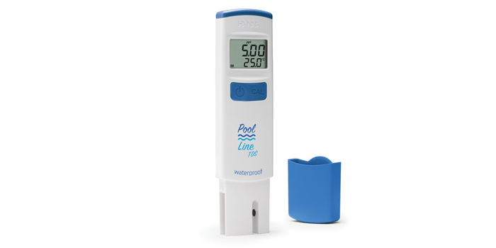 El clorador salino desinfecta de manera automática y efectiva el agua de la piscina sin necesidad de producto químico.