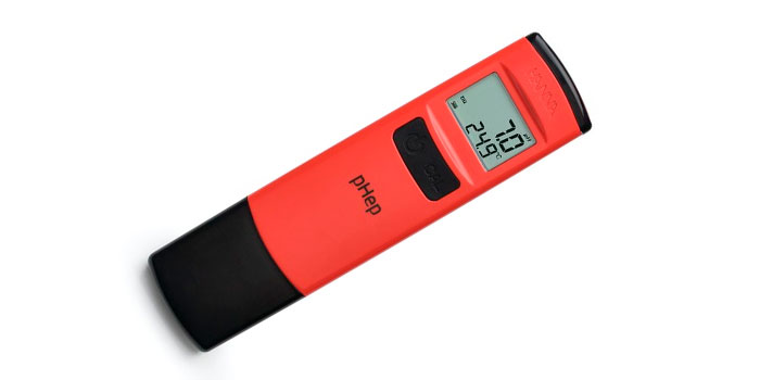 Il cloratore a sale disinfetta automaticamente ed efficacemente l'acqua della piscina senza bisogno di prodotti chimici.