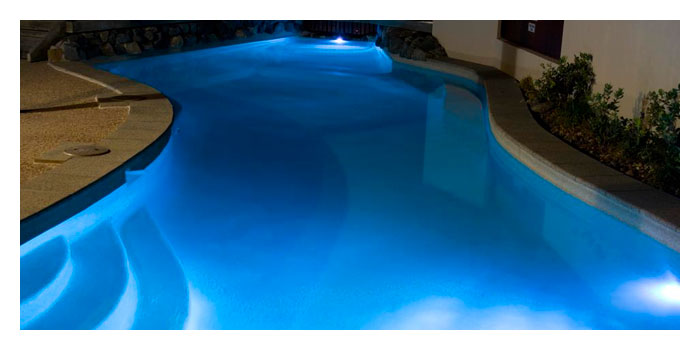 El clorador salino desinfecta de manera automática y efectiva el agua de la piscina sin necesidad de producto químico.