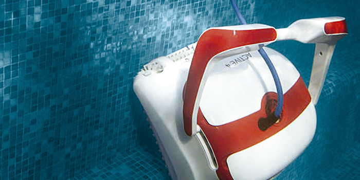Der Dolphin Active X4 Poolreiniger bietet eine zuverlässige, bequeme und kostengünstige Poolreinigung. Seine zuverlässige Filtermethode unter allen Beckenbedingungen und die aktive Bürstung aller Oberflächen optimieren die Beckenhygiene.