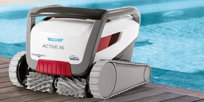 O aspirador de piscinas Dolphin Active X4 permite uma limpeza fiável, cómoda e económica da piscina. O seu método de filtração fiável em todas as condições da piscina e a escovagem ativa em todas as superfícies optimizam a higiene da piscina.
