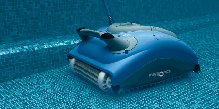 Le nettoyeur de piscine Dolphin Active X3 offre un nettoyage fiable, pratique et rentable. Sa méthode de filtration fiable dans toutes les conditions de la piscine et son brossage actif sur toutes les surfaces optimisent l'hygiène de la piscine.