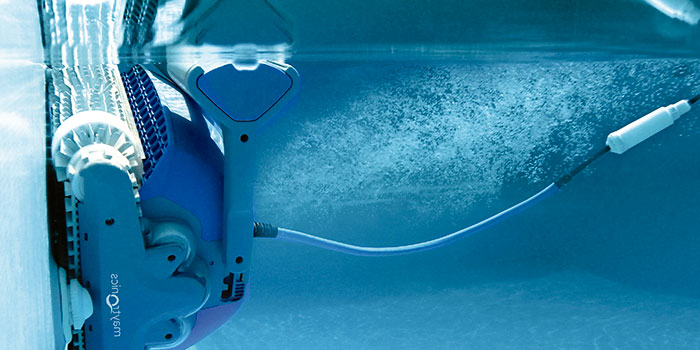 O aspirador de piscinas Dolphin Active X4 permite uma limpeza fiável, cómoda e económica da piscina. O seu método de filtração fiável em todas as condições da piscina e a escovagem ativa em todas as superfícies optimizam a higiene da piscina.